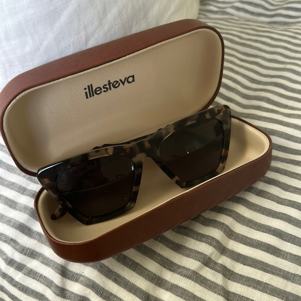 illesteva sunglasses with original leather case